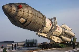 На космодроме Байконур осуществляется подготовка к старту ракеты-носителя «Протон-М»